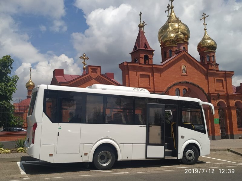 На днях российский предприниматель и наш земляк Олег Дерипаска подарил новый комфортабельный автобус детям из Центра православной культуры «Верую», созданного при храме преподобного Сергия Радонежского в Усть-Лабинске.

Собственный транспорт необходим юным талантам для посещения постоянных занятий и выступлений детских хоров на церковных службах в храмах Краснодарского края и других поездок на культурно-массовые мероприятия, концерты и фестивали.
 Автобус ПАЗ Vector NEXT на 25 мест, стоимостью 3 млн 700 тыс. рублей - последняя модель Павловского автомобильного завода в Нижегородской области, на шасси Газон,  с двигателем мощностью 168 лошадиных сил. 

Транспорт создан специально для эксплуатации в южных регионах. В салоне предусмотрены регулируемые сиденья с ремнями безопасности, верхние полки для багажа и вместительный багажник для междугородних поездок, тонированные стекла.В автобусе установлены Глонасс, магнитофон с шестью динамиками и кондиционеры.
 
Планируется, что торжественное представление подарка Олега Владимировича состоится 28 июля на праздновании престольного праздника Свято-Владимирского храма в хуторе Аргатов. В праздничной службе в храме в этот день выступит и детский хор Центра «Верую».  