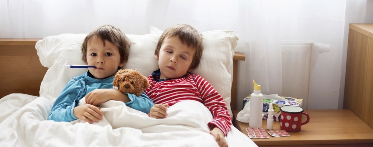 Они такие милахи, правда?  Это не мои сыночки. Но они так похожи. Старшенький в эту секунду спит так же сладко возле младшего.