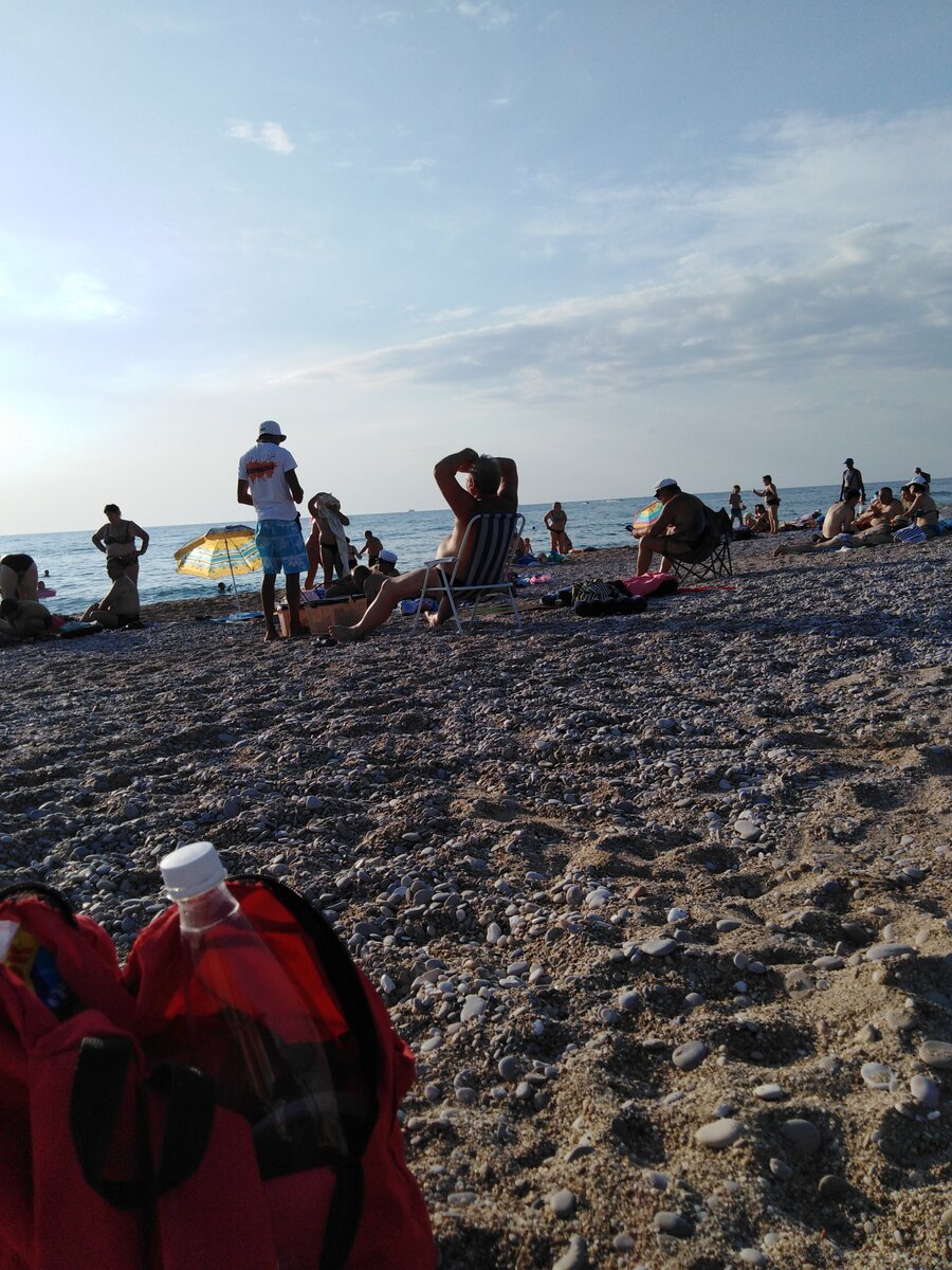 Разносчик самосов на пляже в Севастополе *фото из личного архива *