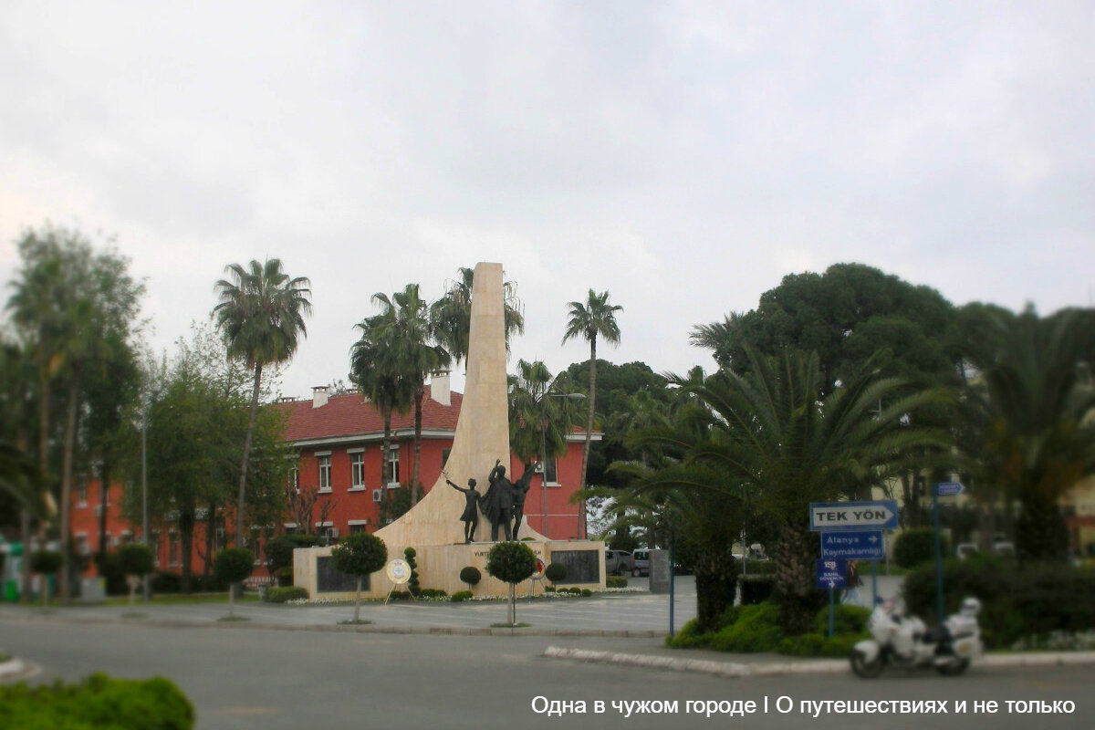 Первым турком, получившим ее, был сам Мустафа Кемаль – турецкий парламент присвоил ему фамилию Ататюрк, что переводится как «отец турок»