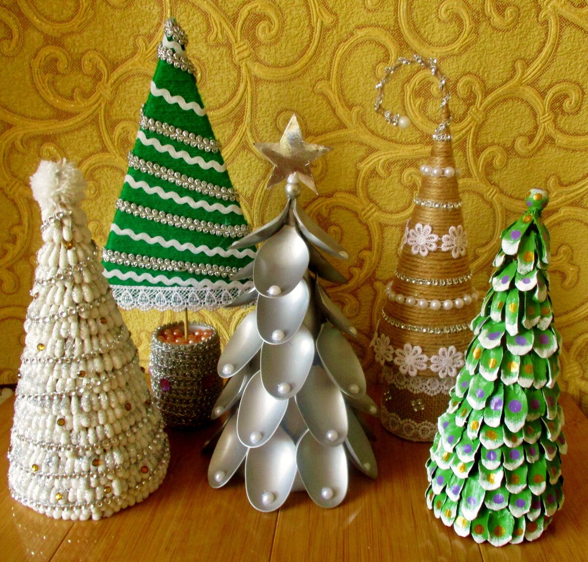 Поделки елочки своими руками. Новогодние поделки своими руками. Елочки из разных материалов. Новогодние елочки из разных материалов. Сложные поделки на новый год