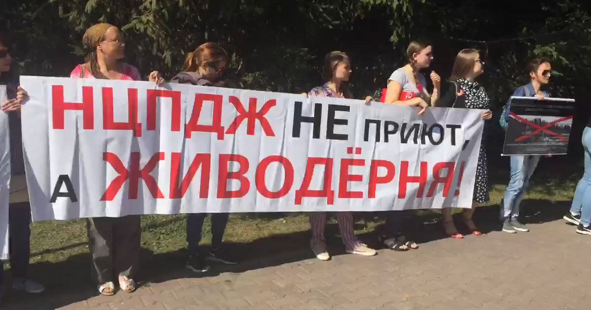 
В Ямало-Ненецком автономном округе запрет на митинги около государственных и муниципальных органов оказался единственным региональным запретным местом. В Томской области власти защитили от митингов лишь Администрацию области, установив 100 метровую зону. В Астраханской — нельзя проводить митинги ближе 150 метров от официальной резиденции губернатора. Самый большой запретный радиус установили власти Камчатского края — 250 метров.