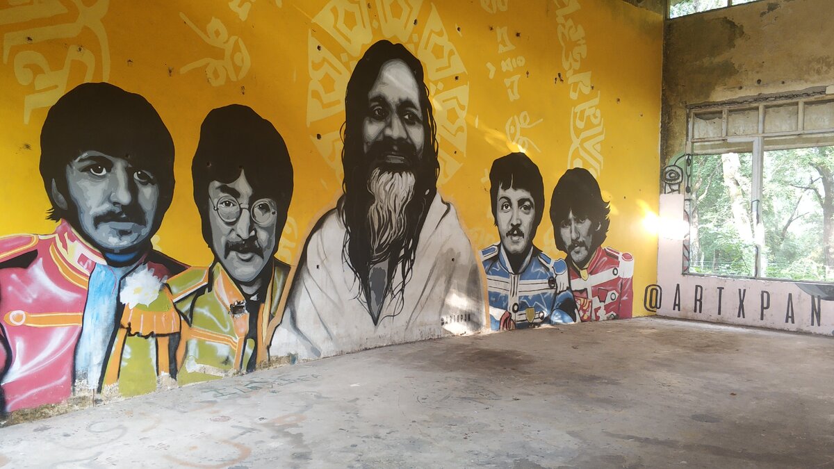 Рисунок Битлов и Махариши Махеш на стене одного из залов для медитаций. 