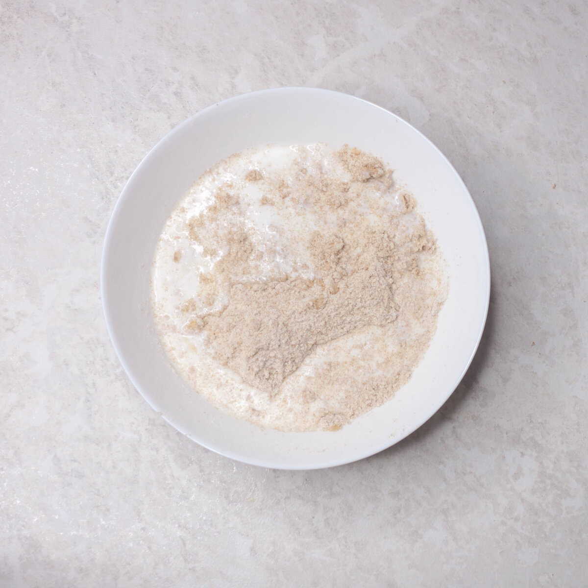 Добавляем молоко, лимонный сок, цедру лимона. И Замешиваем тесто.