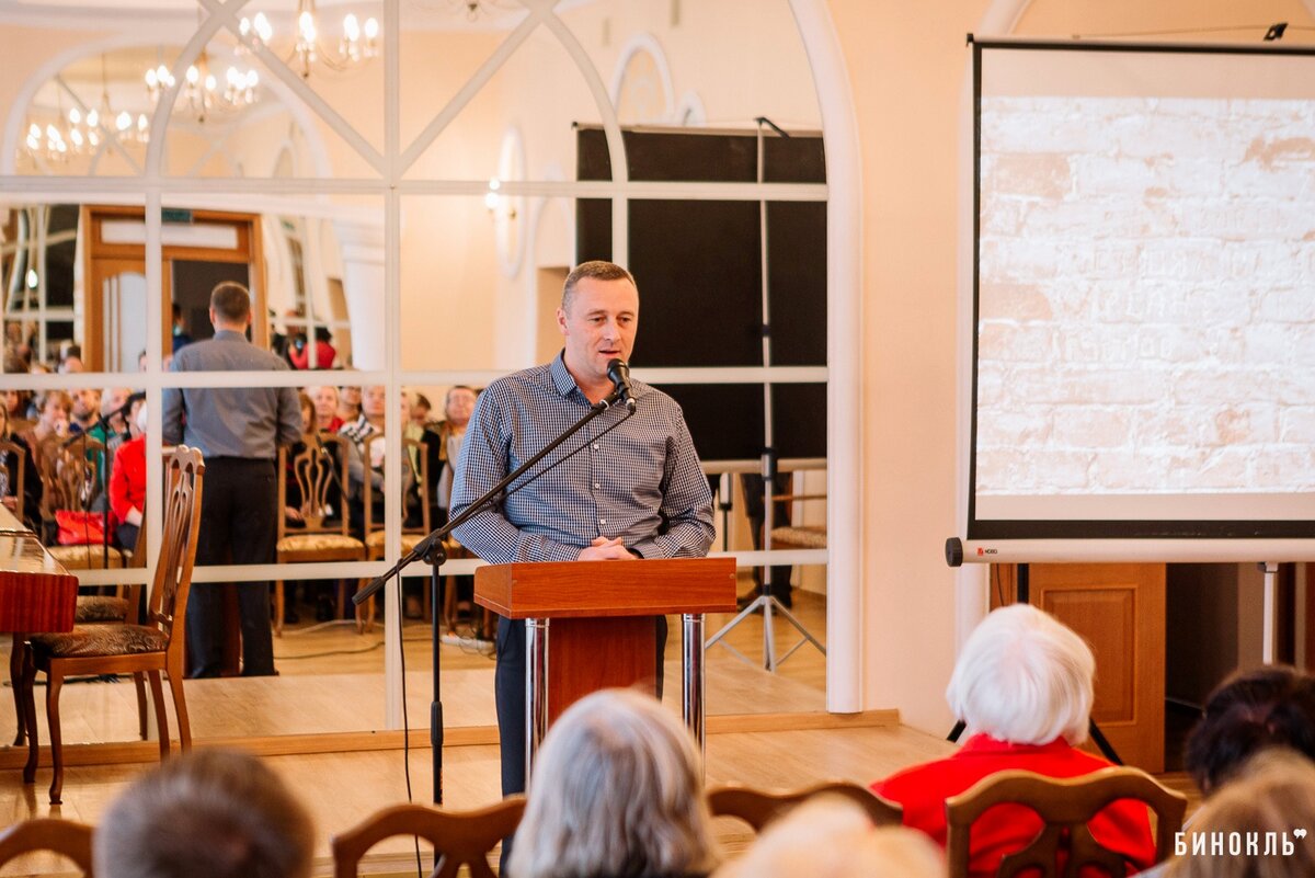 «Граффити на стенах Брестской крепости» — так была названа лекция, подытожившая работу поклонников истории. Термин «граффити» кажется субкультурным или андеграундным, но в исторической науке он обозначает «нацарапанные надписи» (от итальянского «graffiare» — «царапать»). Надписи, нанесенные чернилами или красками, называются «дипинти».