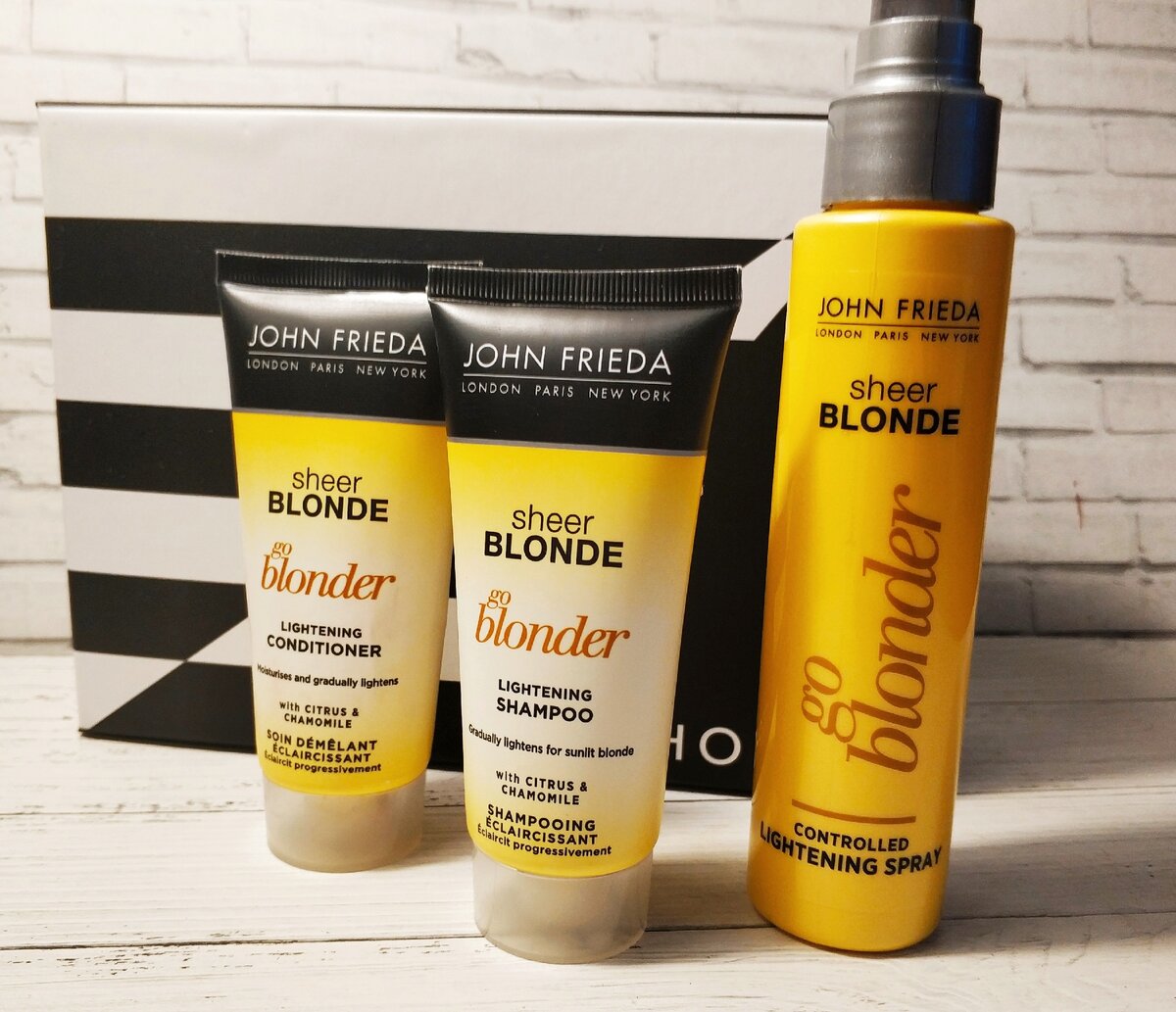 Sheer blonde. Осветляющий шампунь John Frieda. John Frieda шампунь Sheer blonde go blonder. John Frieda шампунь от желтизны. На волосах осветляющий спрей Sheer blonde go blonder John Frieda.