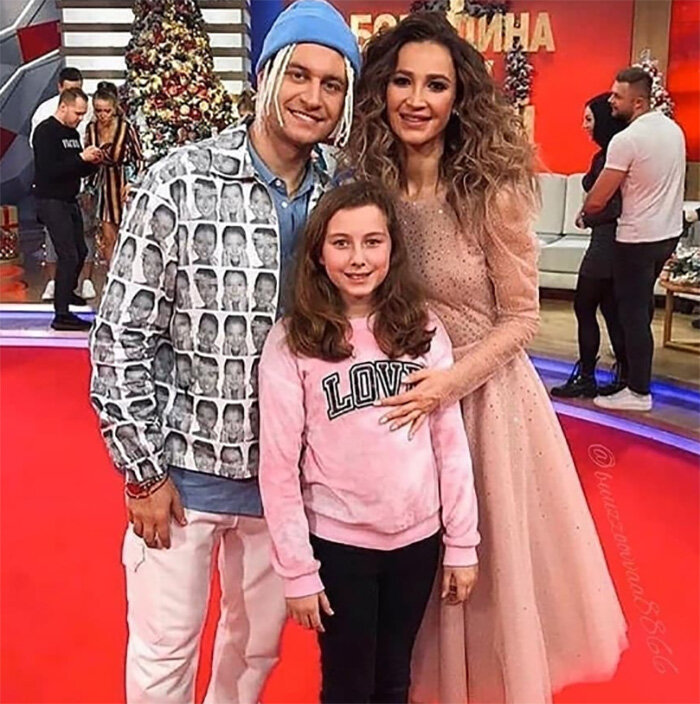 На заднем плане Литвинов обнимает Брянскую