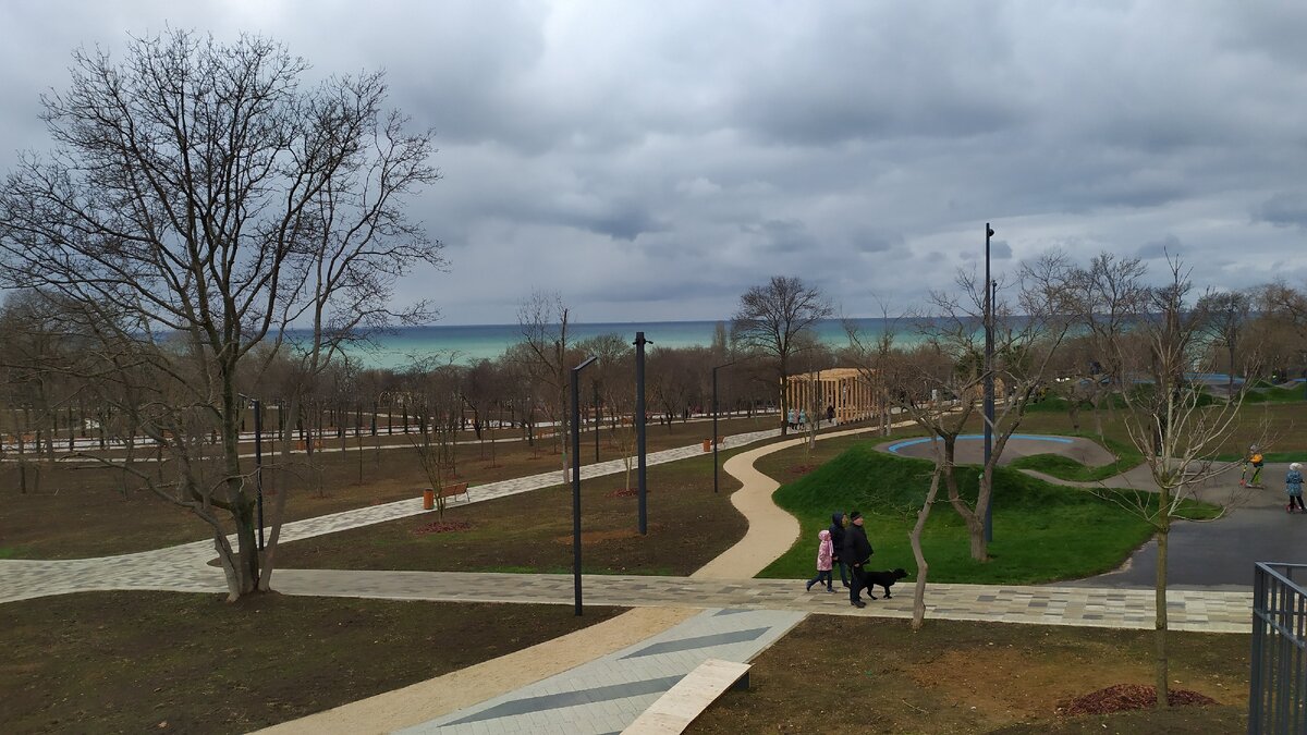 Часть парка и голубое море. Сегодня штормило.