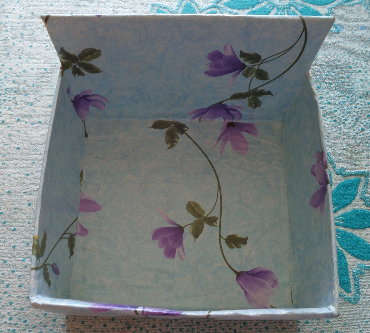 обклеиваем коробку обоями...