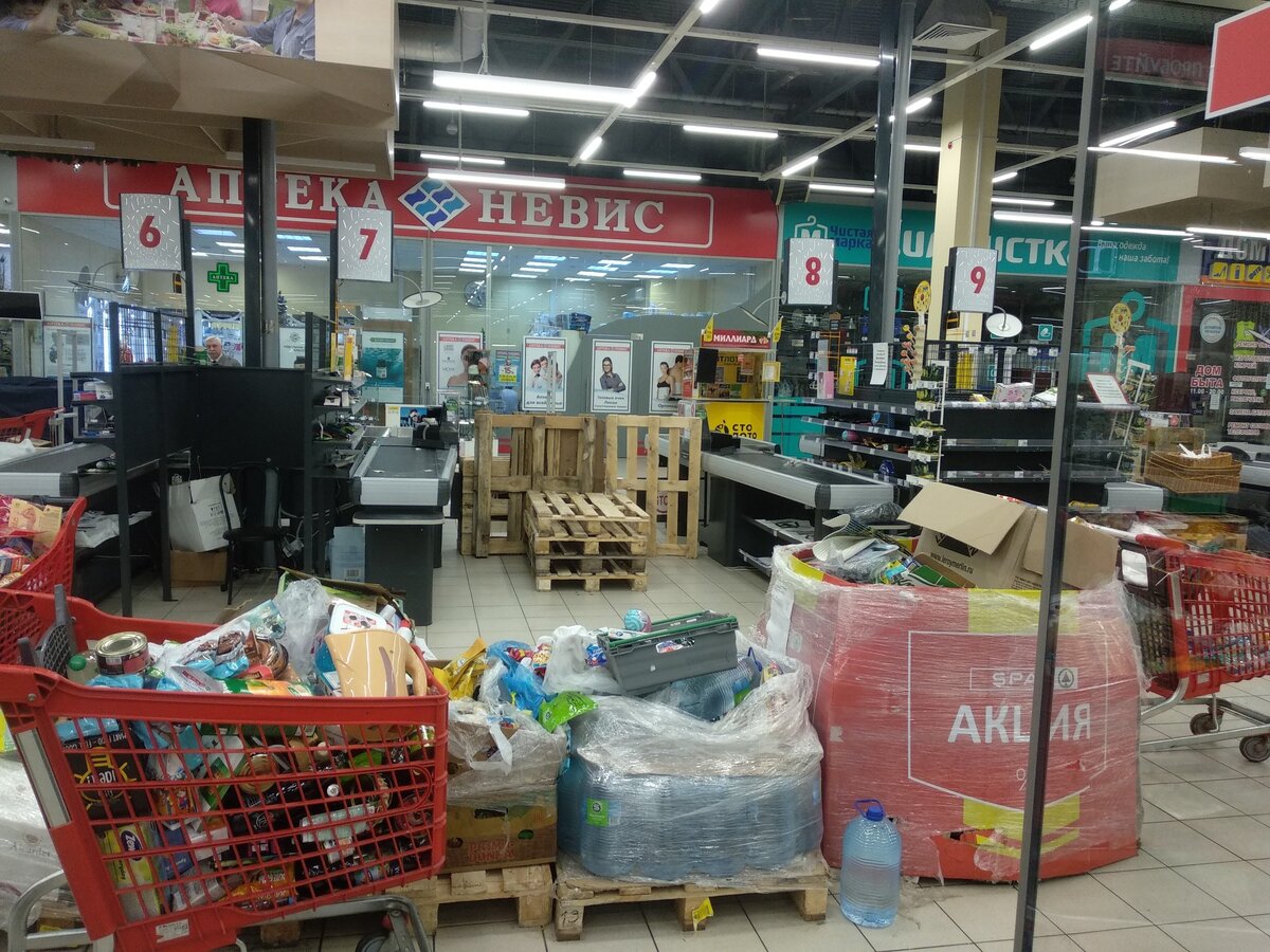 На кассах баррикады из паллет, работает только одна. 

