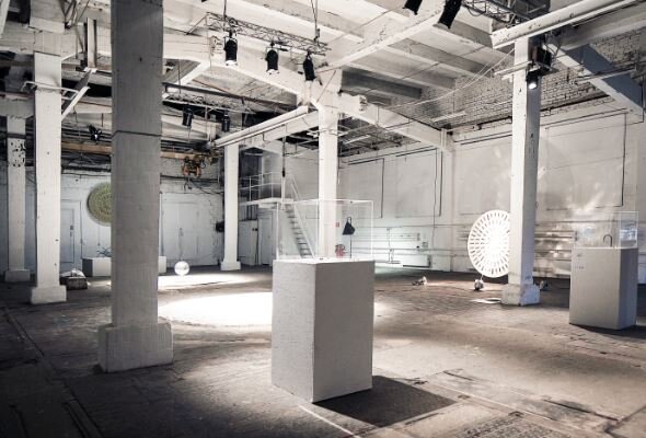 ЦТИ ФАБРИКА. Зал Оливье.  Фрагмент выставки InTime ( Сергей Катран и Екатерина Сисфонтес) . Фото: сайт арт-центра.