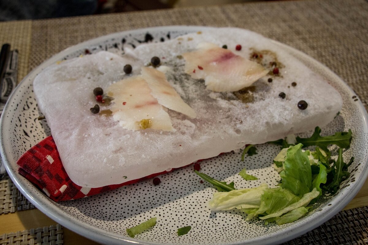 Прикосновение к еде руками делает ее вкуснее