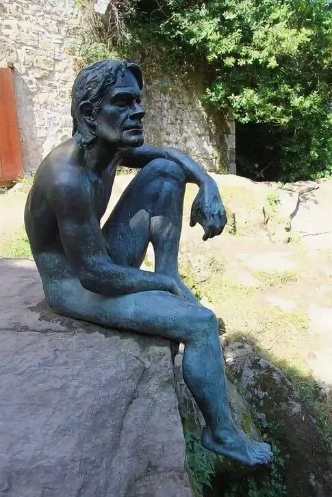 памятник Франсиско де ла Вега Касару