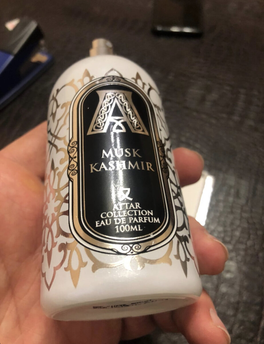 На этом фото видно, как тиснение немного отходит от флакона. Что для многих уже тихий ужас