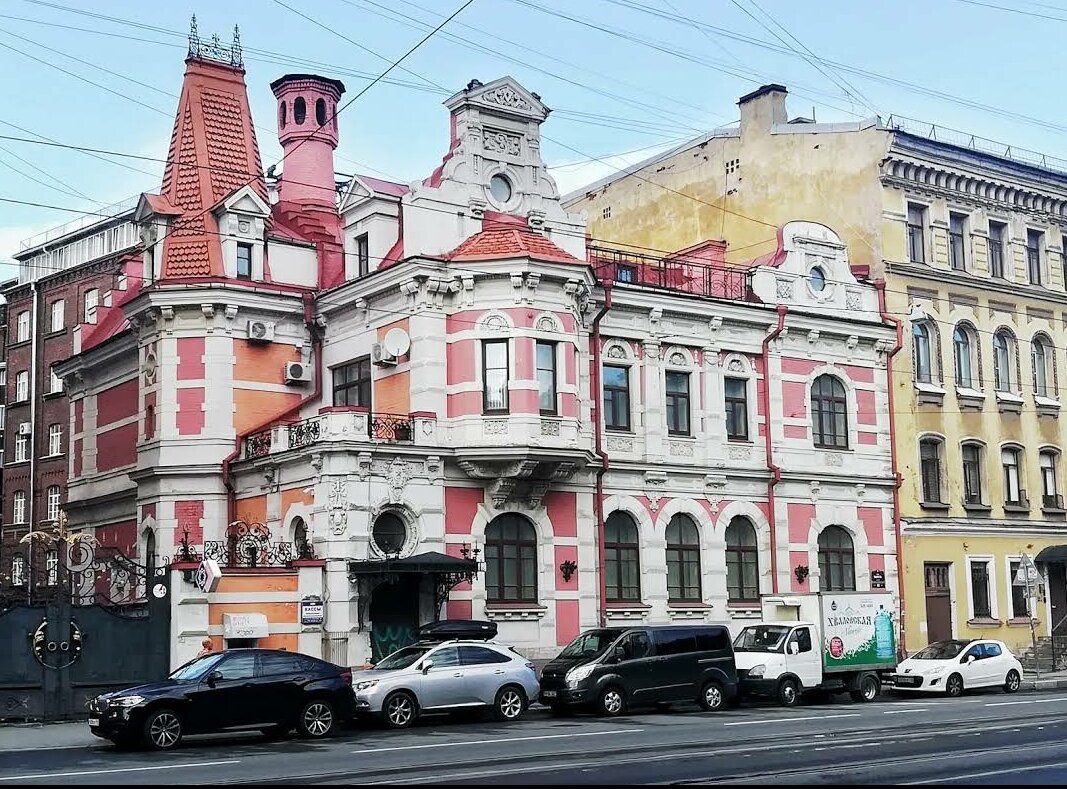 Очень симпатичный домик с башенками и эркером на улице Марата.