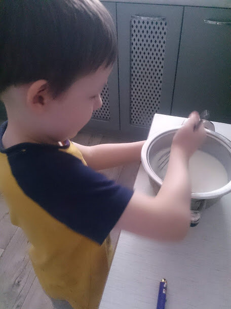 Фото автора. Кефир смешиваем с сахаром и хорошо взбиваем венчиком. 