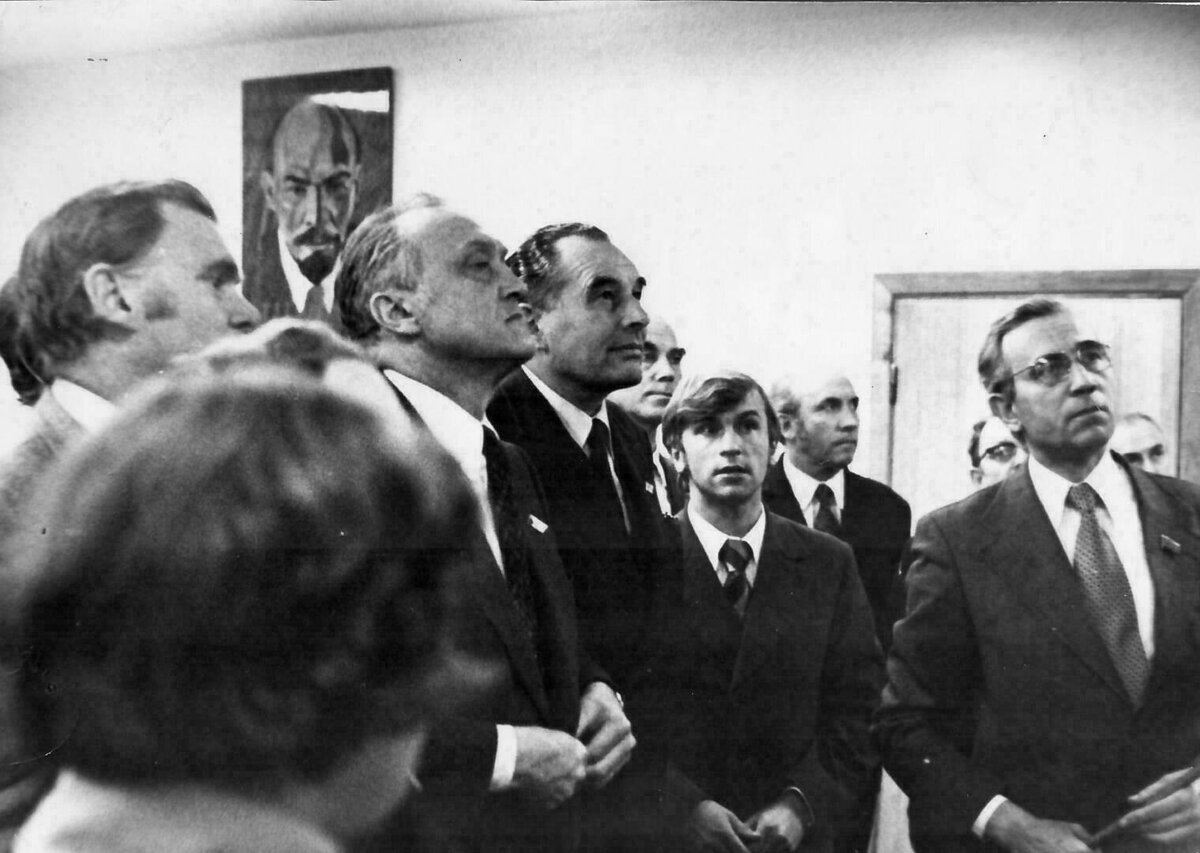 Первый генеральный директор «КАМАЗа» Лев Васильев (на снимке справа) рассказывает об автогиганте представителям фирмы «Рено»