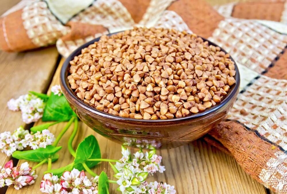 Все мы с детства знаем и любим вкус гречки. Наверное, это любимое блюдо наших мам и бабушек, ведь гречка — очень полезная крупа. Она содержит в себе очень много полезных веществ таких как йод, фосфор, железо, витамины В и РР. Именно поэтому эта каша идеально подходят для детского питания и благоприятно влияет на нормализацию веса у взрослых. 
Существует очень много способов приготовления этой полезной крупы. Для того, чтобы она сохранила все свои полезные свойства, необходимо приготовить ее правильно.