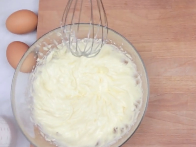 Полученный крем убираем в сторону.