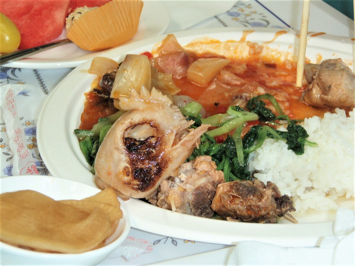 Куриная голова с луковым соусом