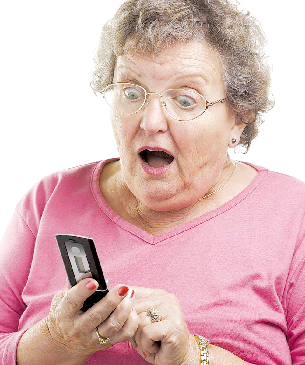 Старый женщина номер телефона. Бабка с телефоном. Удивленная бабушка. Старушка с телефоном. Пенсіонерка удивлена в телефон.