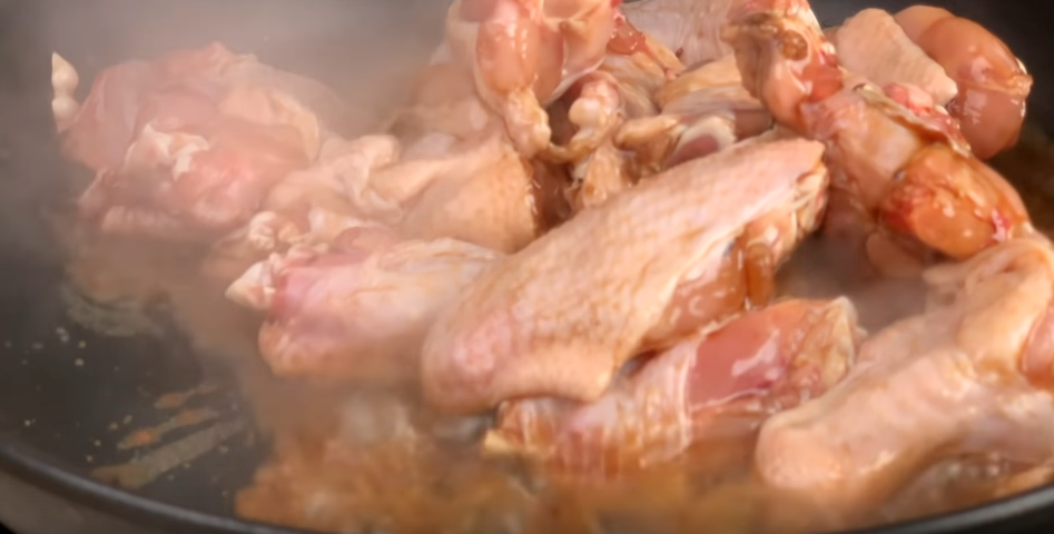 Сковороду разогреть и отправить в неё крылья с соусом. 