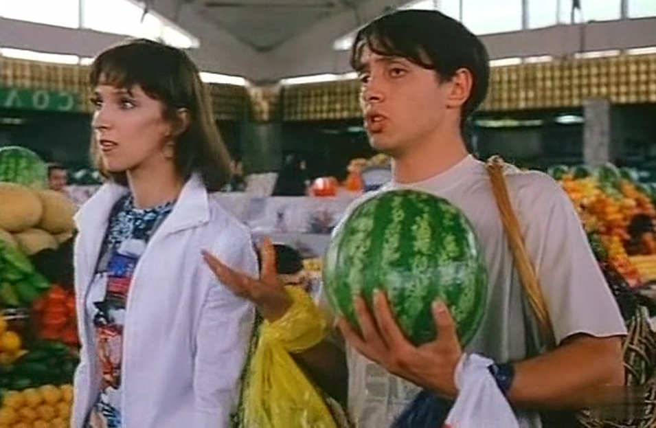 Кадр из фильма "Ландыш серебристый". Узнали актрису слева?