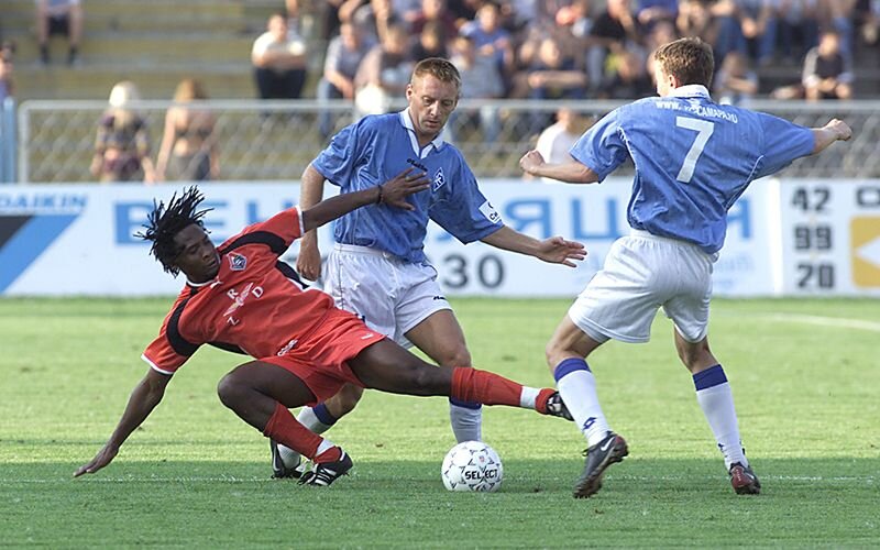 Джейкоб Лекхето в матче с "Крыльями Советов" борется за мяч с Андреем Тихоновым и Антоном Бобером. Фото bezformata.com