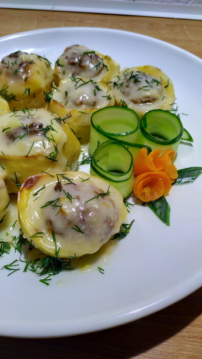 Фаршированный картофель в сметанном соусе