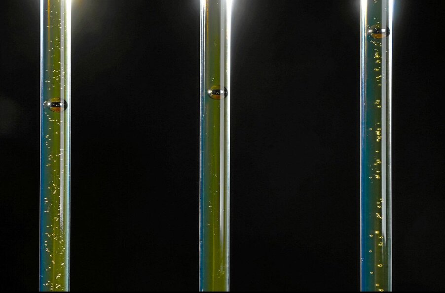 Наглядная разница. Первым снижается шарик в масле 0W‑40, последним — в 10W‑40. При комнатной температуре время «падения» шариков составляло соответственно 6, 7 и 12 секунд. При минус двадцати показатели резко подпрыгнули — стало 60, 80 и 160 секунд.