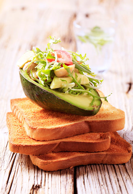 Соус из авокадо
Отличная замена традиционному майонезу. Калорийность его также ощутима - около 190 ккал на порцию – но польза значительно выше. Хорошо сочетается с цельнозерновыми хлебцами, подходит для макания кусочков овощей или заправки салатов. Можно добавить орехи или семечки.
