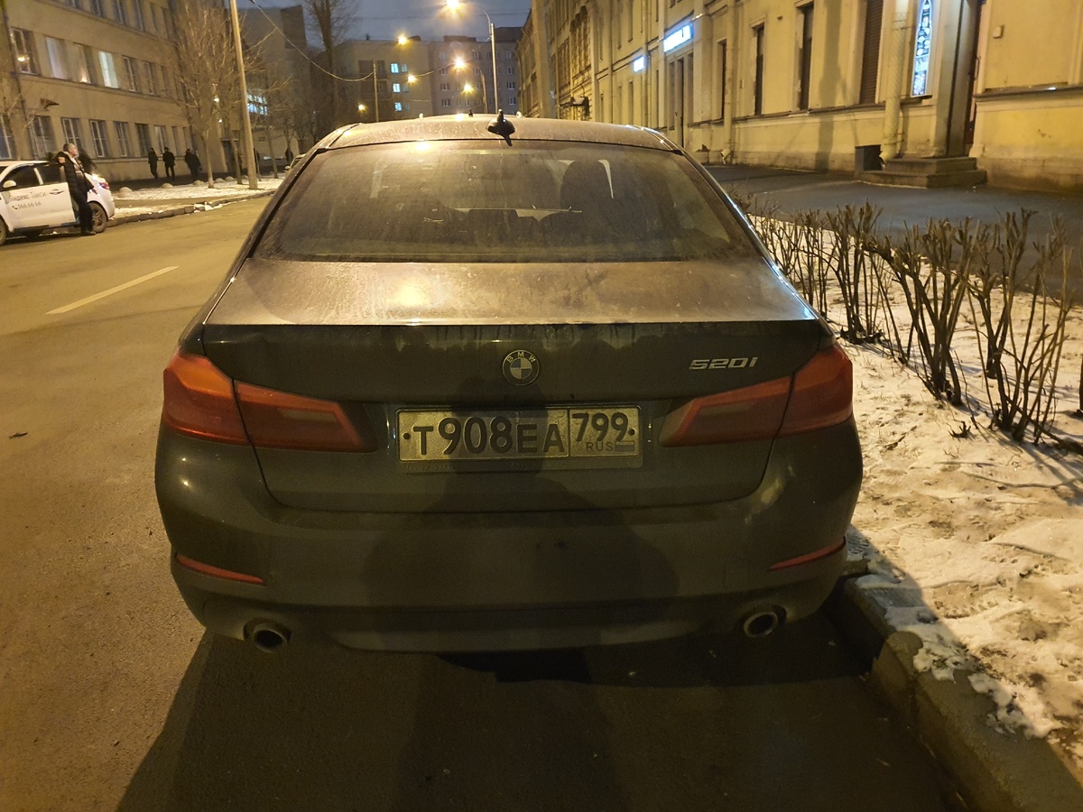 Сзади BMW выглядит очень солидно, как и любой немец бизнес-класса