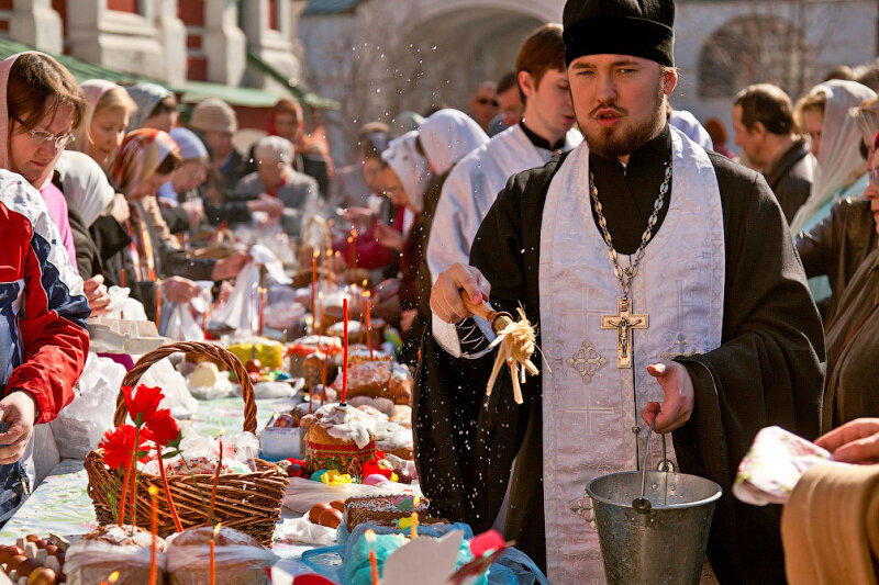 Автор фото:  https://vnovgorode.ru/govorit-narod/10352-raspisanie-paskhalnykh-bogosluzhenij-i-osvyashcheniya-yaits-kulichej-i-pasok.html
