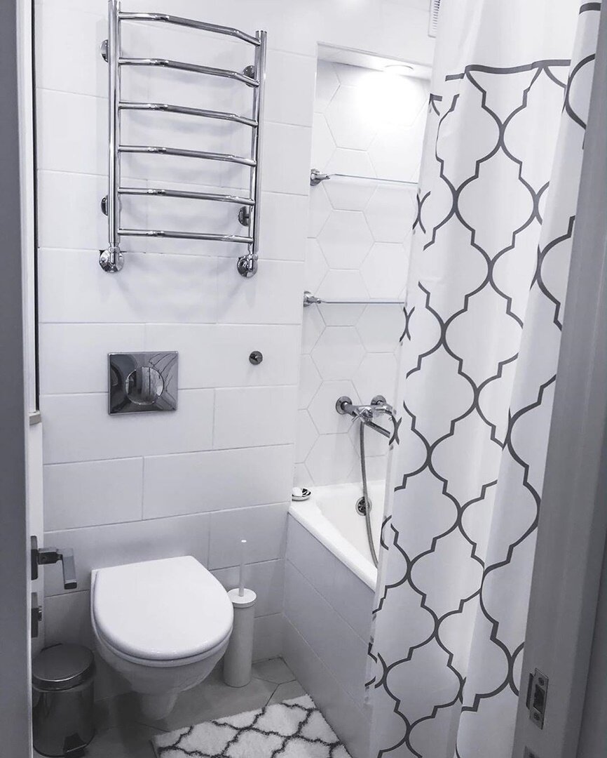 Вся ванная выполнена в белом цвете