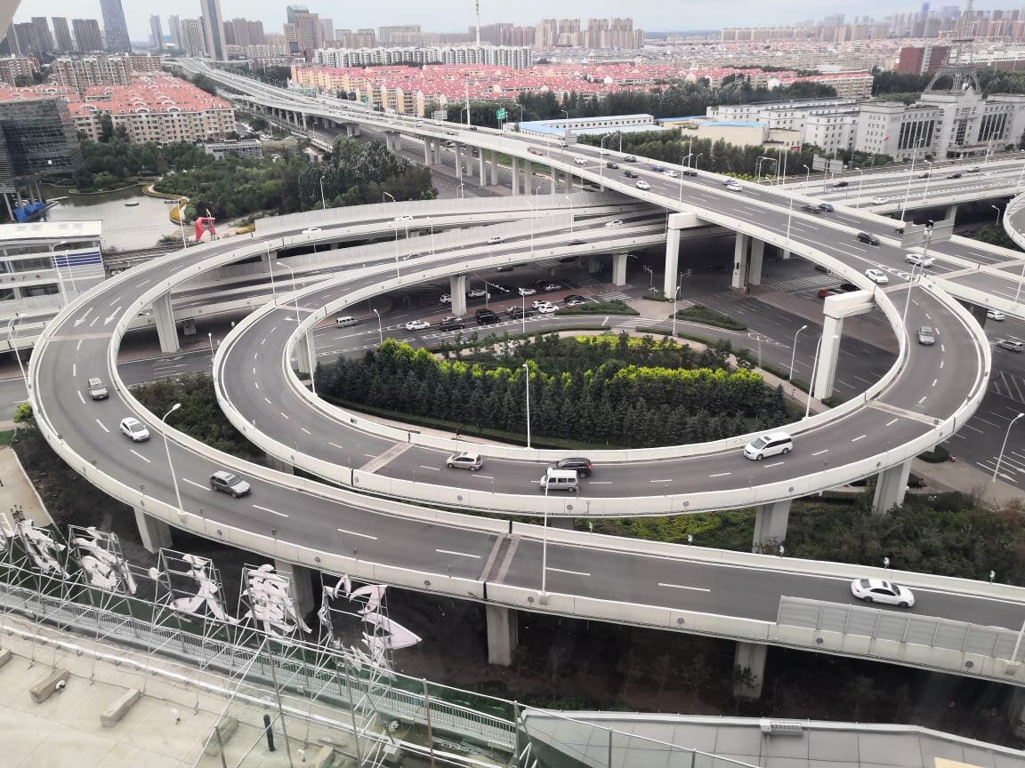 Вот так выглядит стандартная дорожная развязка. Поражает то, как эта дорого пролегает над всем городом. 