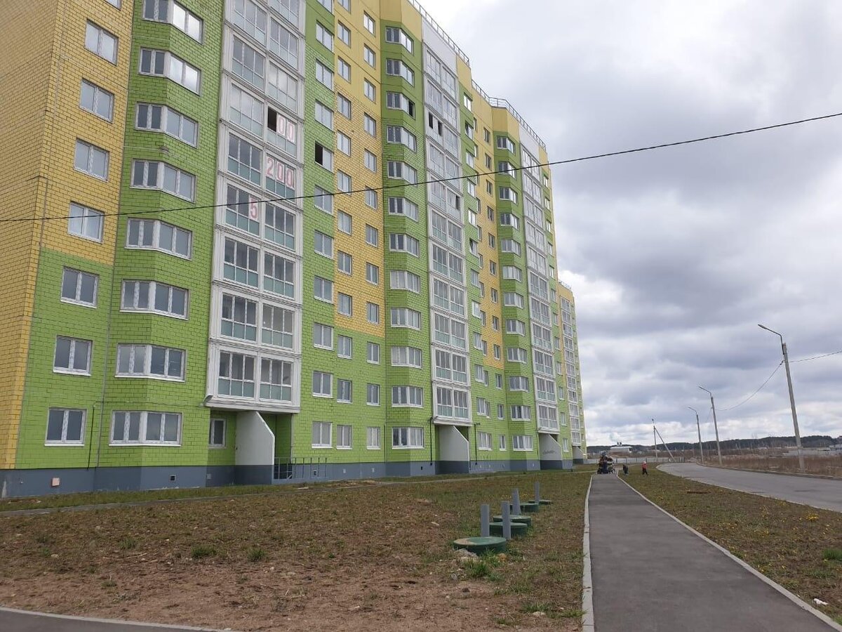 ЖК  «Янино-Парк» строился так долго, что его жителям остается только мечтать о благоустройстве двора