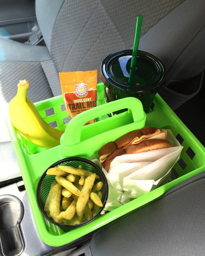 Еда в машине. Перекус в машине. Еда в дорогу. Удобные вещи для путешествий на машине. Лайфхаки для автомобиля