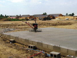 Как показывает практика, оно незначительно и редко превышает один процент. Но даже этого достаточно для того, чтобы внести существенные изменения в проект строительства. Наилучшим вариантом является полное отсутствие усадки, но это не считается возможным. Именно по этой причине, данный показатель должен быть минимальным. Чтобы это обеспечить, существует несколько методик и каждый из имеющихся способов обладает своими преимуществами. Следует понимать, что присутствуют отрицательные составляющие и без их учёта довольно сложно получить качественный результат. Подбор осуществляется для каждого конкретного случая. Усадка бетона и методы борьбы с ней должны определяться специалистами. Поскольку только профессионал имеет навыки, а также умения, способствующие решению проблемы с максимальной эффективностью. Если Вас необходимы качественные услуги в области правильной укладки бетона, то свою работу могут предложить многочисленные компании, занятые в данной сфере. Наша фирма является только одной из организаций, но она заметно выделяется на общем фоне за счёт того, что предлагает удачные условия сотрудничества. Мы гарантируем, что усадка бетона не повлияет на эксплуатационные качества сооружения, возводимого специалистами.