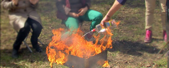 Не лейте жидкость из бутылки на горящие угли