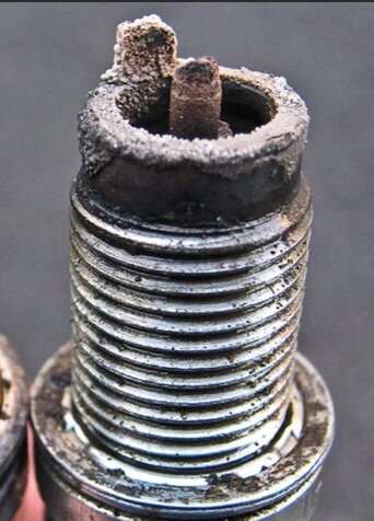 прогорела свеча. свеча зажигания 13501 extra сгоревшая. почему сгорают свечи. свеча зажигания 13501 extra сгоревшая. горелые свечи машинные.