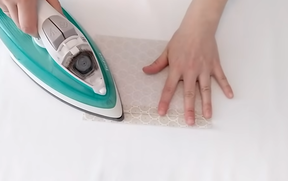 Свернуть пополам и прогладить.