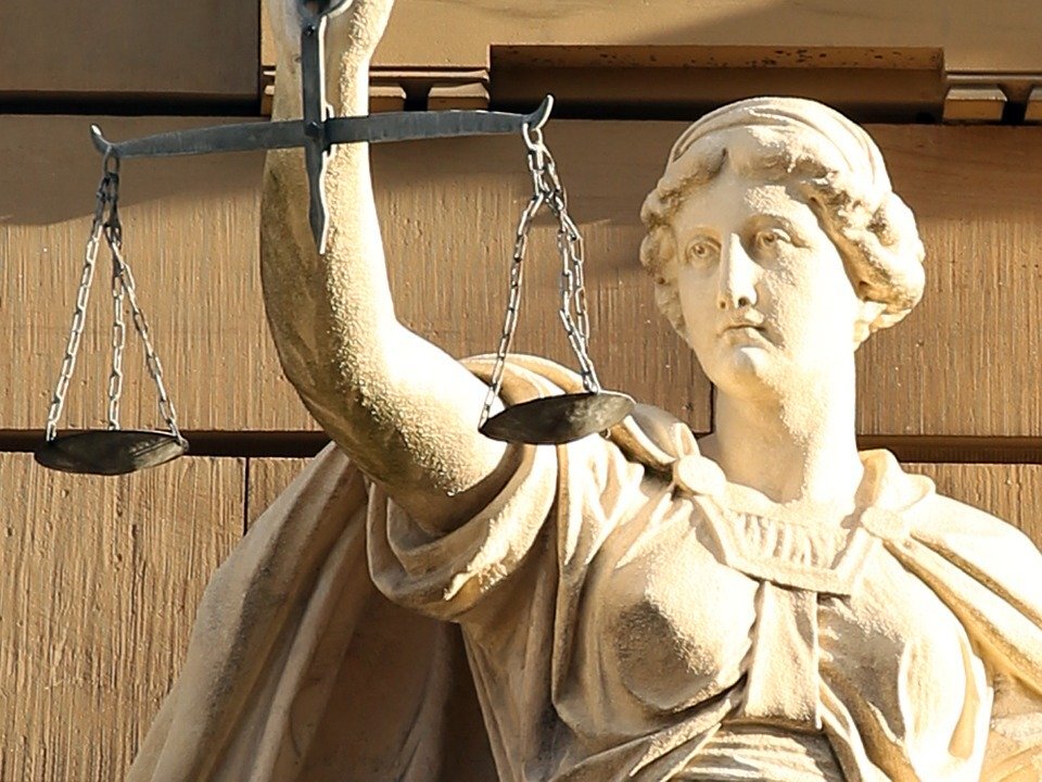 https://cdn.pixabay.com/photo/2014/08/19/18/32/justitia-421805_960_720.jpg