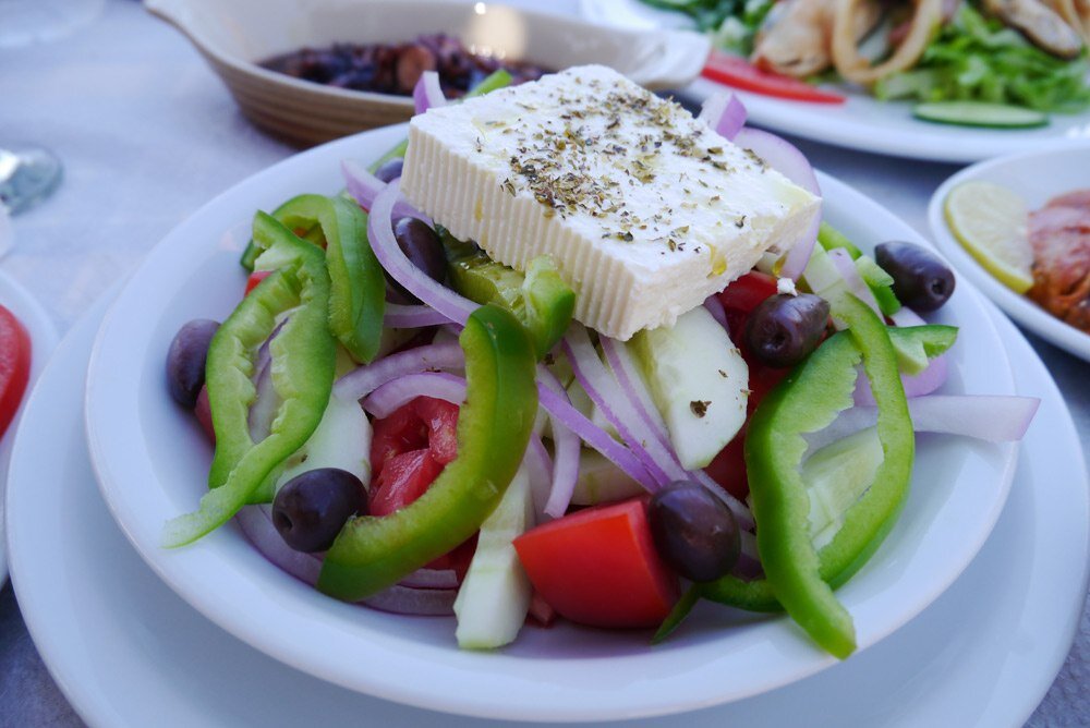 Настоящий греческий. Греческий салат Ингредиенты. Греческий салат гречка. Развлекаюсь с греческим салатом.