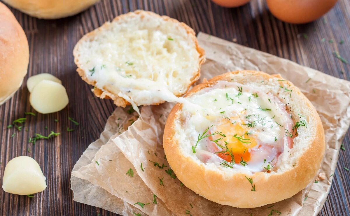 " Бутерброд с яйцом, беконом и сыром ".
