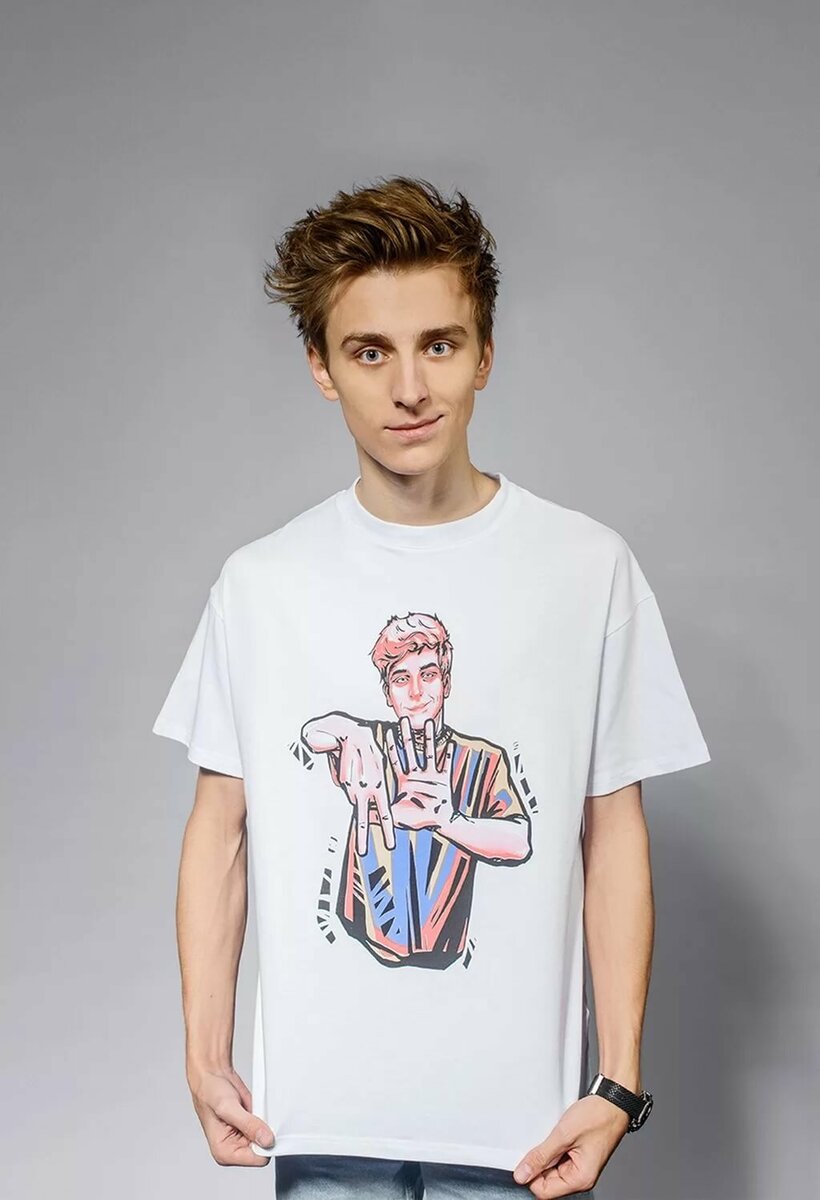 Мерч предлагает самую разную одежду 