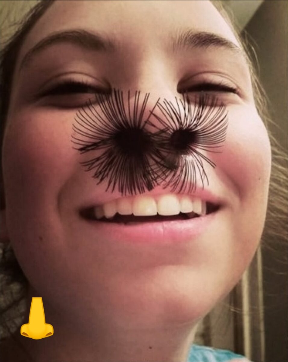 Странная мода: накладные ресницы в качестве волос в носу