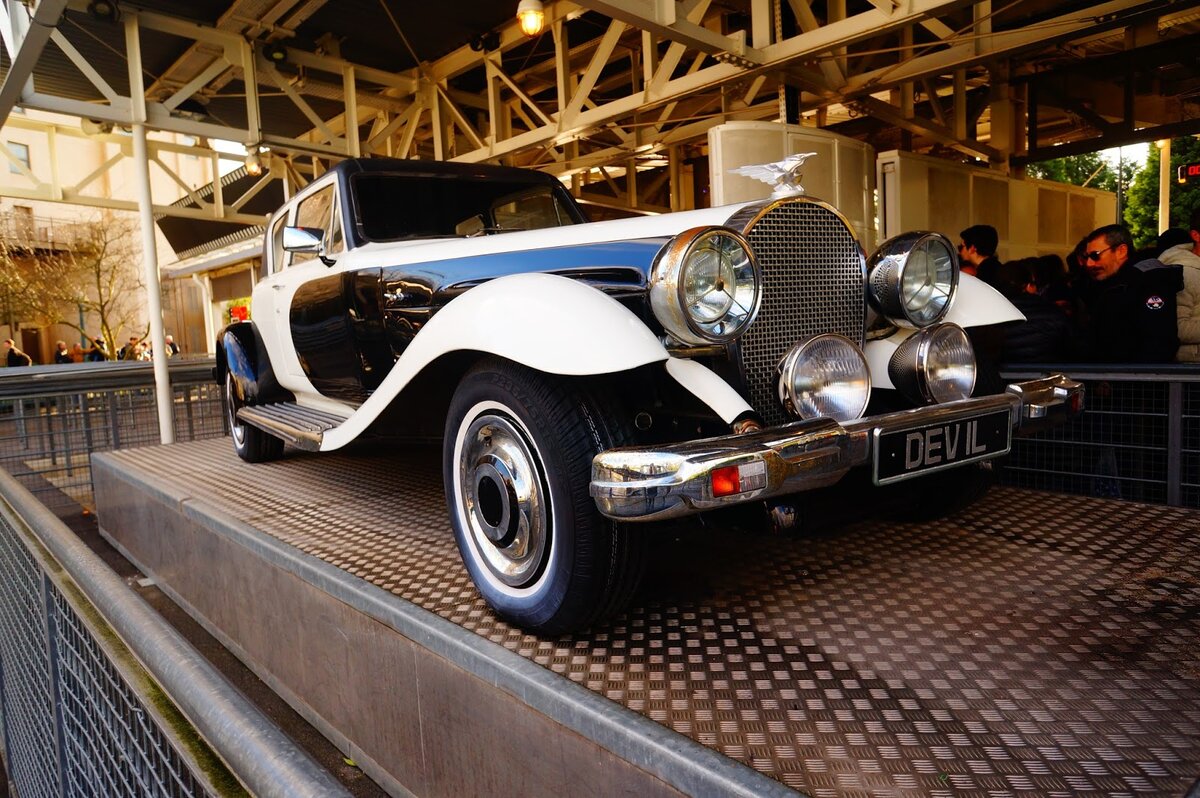 Машина из фильма Panther De Ville, стоит в Диснейленде