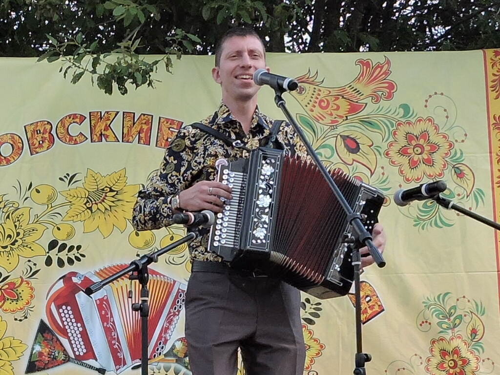 Песни эх гармошечка играй. Гармонист в Нижнем Новгороде. Эх гармошечка картинки.