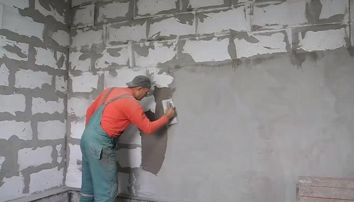 Затираем ямочки после штукатурки. 