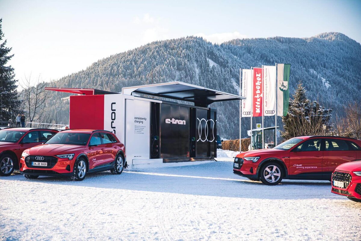 Audi разработала универсальную систему зарядки для электромобилей с помощью бывших в употреблении аккумуляторов e-tron quattro